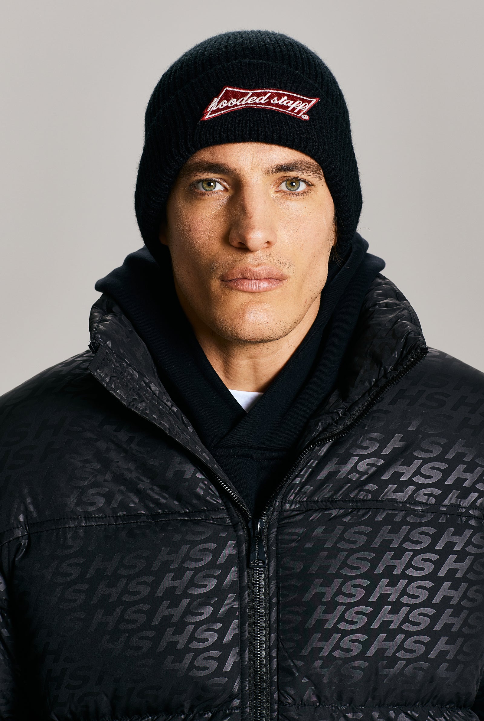 RACETRACK BEANIE ONYX – hooded staff.