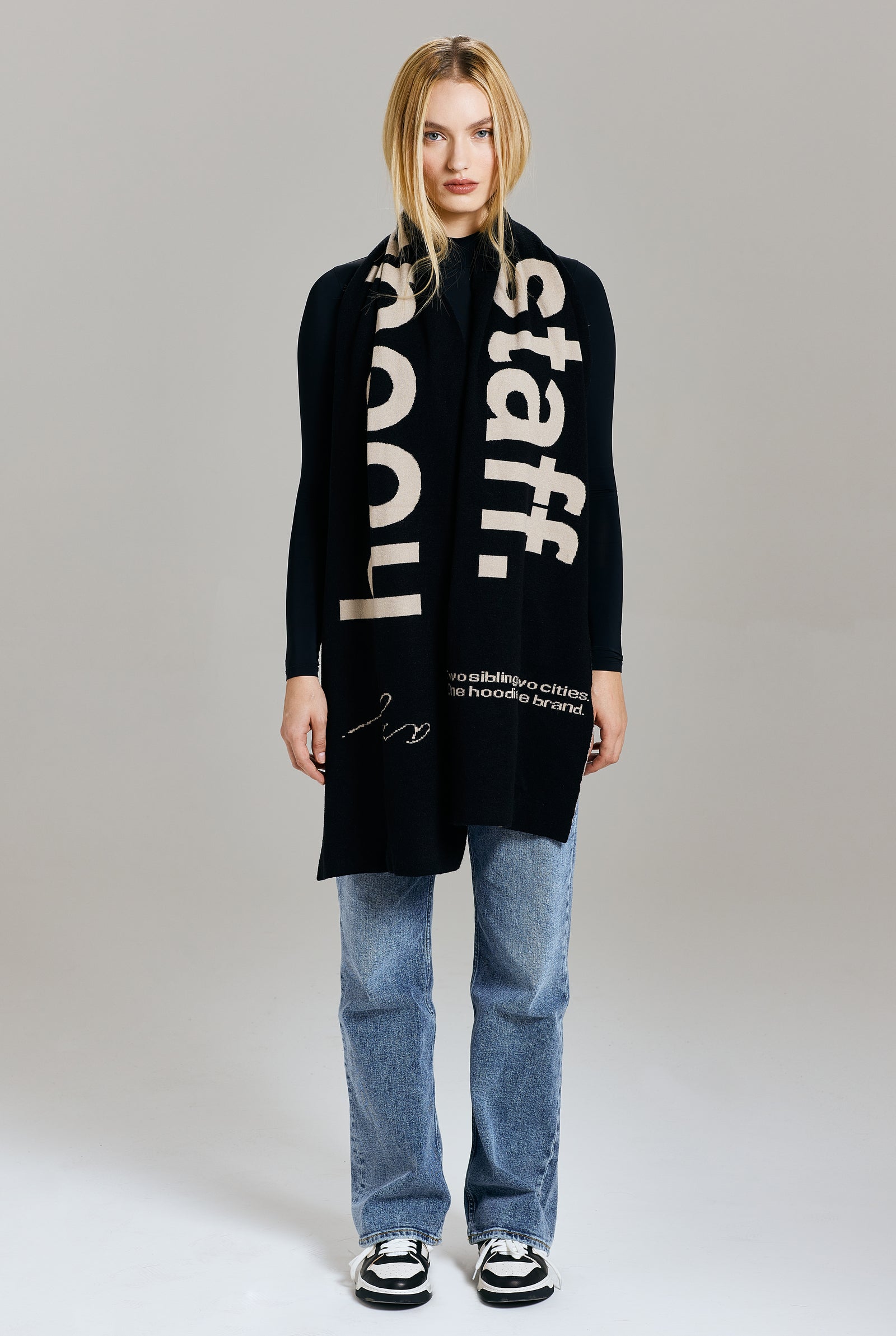 BRAND SCARF ONYX – hooded staff.